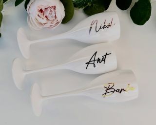 Nerozbitné skleničky na sekt s textem na míru 🥂 můžete si na ně nechat udělat jména, oblíbenou hlášku nebo jiný vlastní...