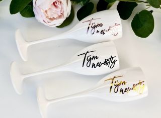 Nerozbitné skleničky na prosecco pro celý tým nevěsty jsou prostě must-have na každou rozlučku se svobodou 🥂 . Odkaz na...