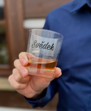 Dárková sklenice na whisky pro svědka 🥃 . Odkaz na eshop najdeš v biu . #whisky #sklenice #svedek #svatba2025...