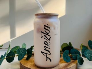 NOVINKA 🎉 sklenička s bambusovým víčkem a skleněným brčkem s vlastním jménem 🎀 Krásný dárek například pro holky na...