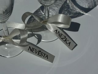 Svatební jmenovky na stuze už jsou ode dneška dostupné na eshopu ✨ Můžeš vybírat z šesti různých barev a dvou délek. Odkaz...